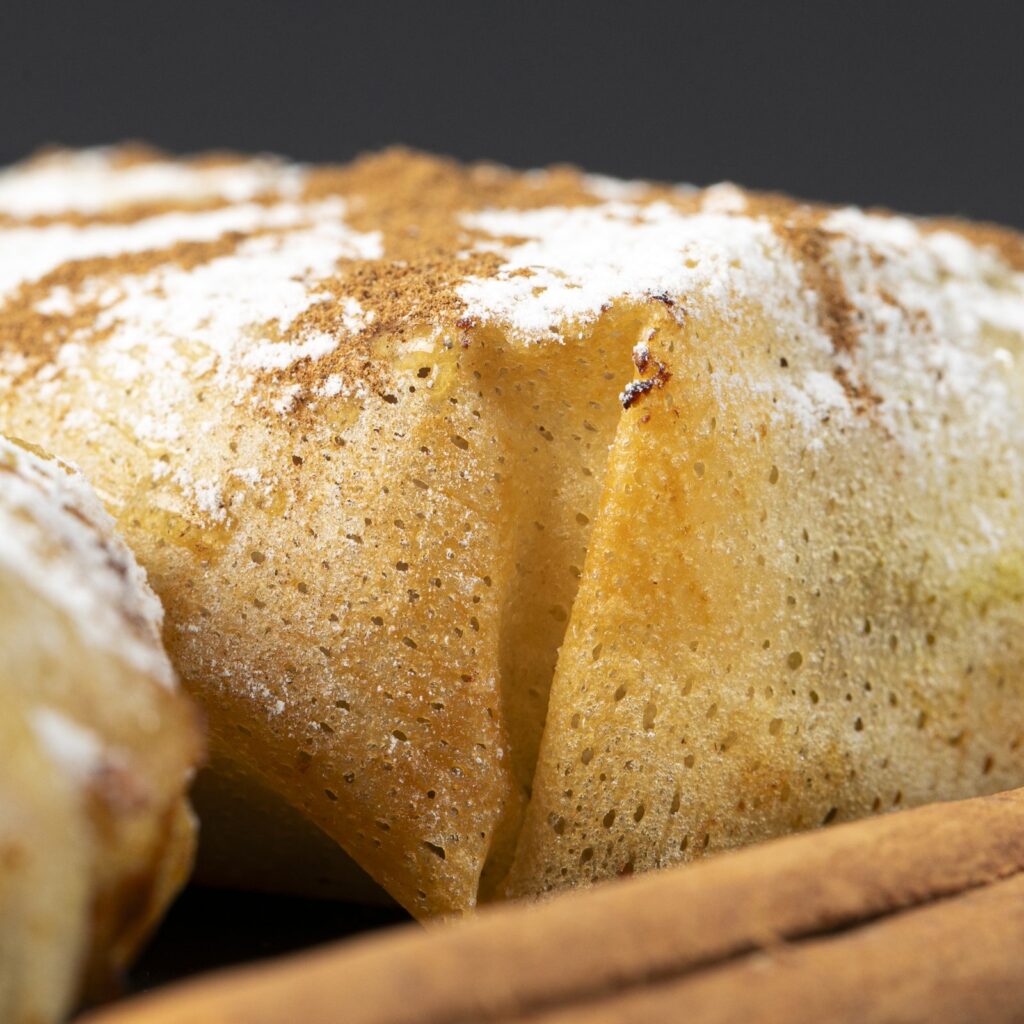 Pastela sin gluten con azúcar glass y canela