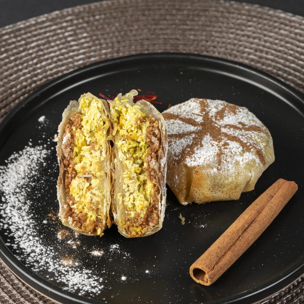 Pastela abierta con su relleno de pollo y almendra